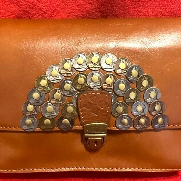 Patricia Nash Lanza Smooth Veg Tan Leather Studded Coin Crossbody Wristlet NWT - Picture 2 of 11